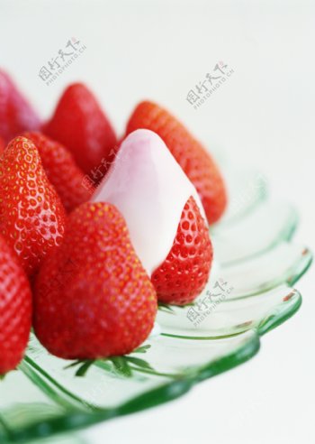 牛奶草莓水果果盘