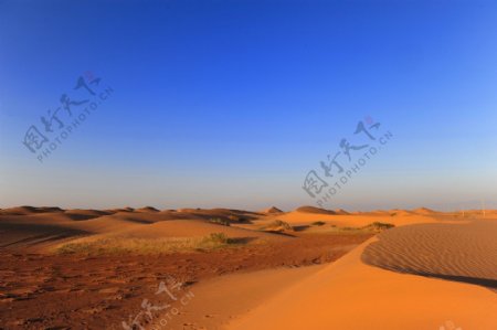 蓝天沙漠戈壁滩黄沙
