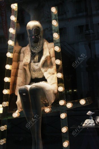法国沿街橱窗时装图片