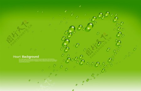 绿色背景上的组成心形的水滴
