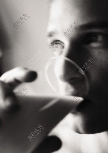 男性保养喝牛奶特写图片