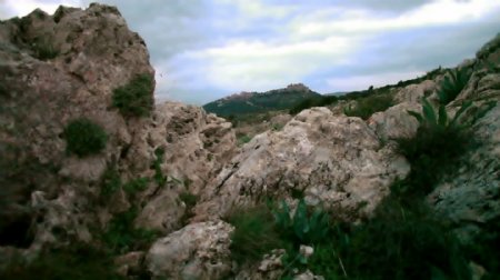 山顶有巨石和植被股票视频