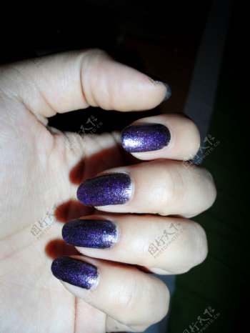 黑紫色指甲图片