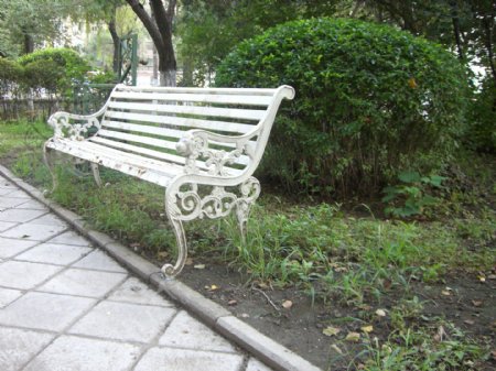 夜幕下的哈尔滨颐园白色长椅