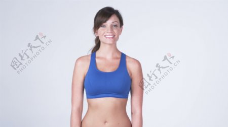 在蓝色的运动胸罩从腰上股票视频女人视频免费下载