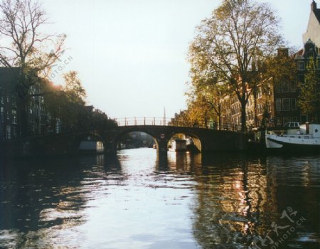 欧式秋天铁架桥图片