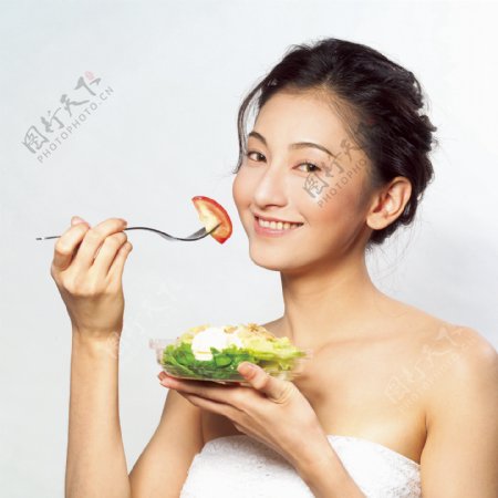 吃蔬菜美女图片