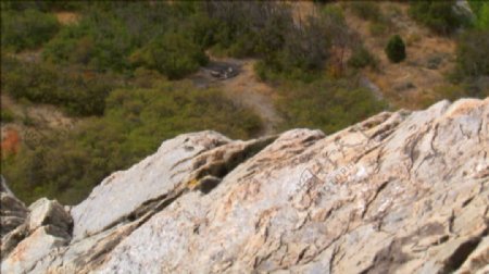 登山者到达3股岩石露头上的录像