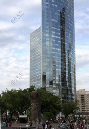 饱受争议的法国电信大楼及门前大拇指雕塑图片