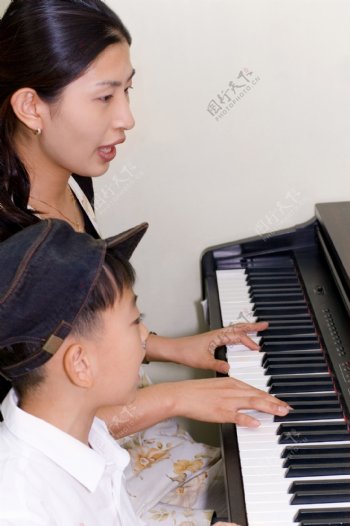母子钢琴演奏图片
