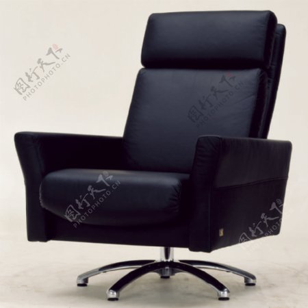 现代的黑色皮革老板椅