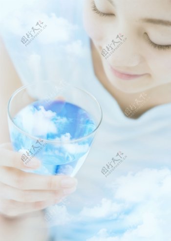 天空水滴美女水杯云图片