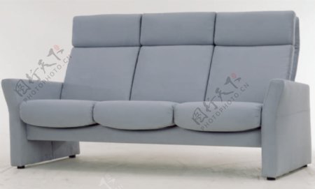 现代和舒适的暗灰色的沙发