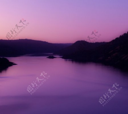紫色晚霞山水湖面