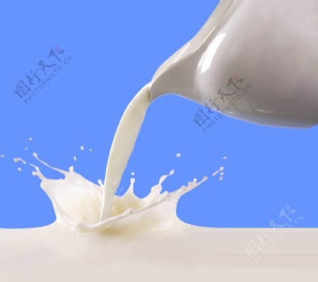 倒一大杯牛奶奶香四溢图片