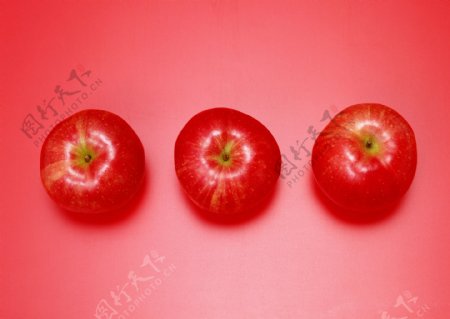 红色苹果三个