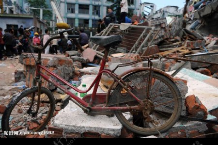 自行车立废墟前德阳5月15日图片