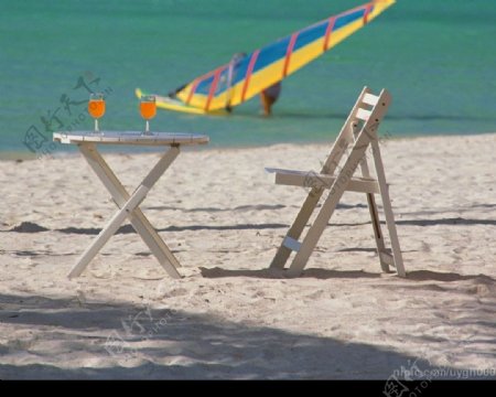 沙滩上的椅子桌子图片