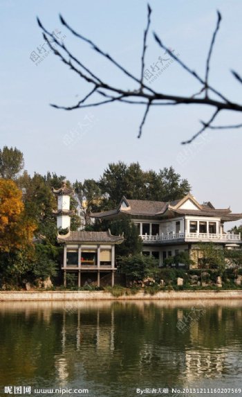 秋天的湖边建筑图片