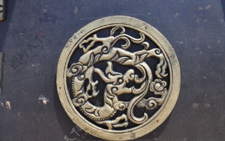 龙纹青铜装饰图片