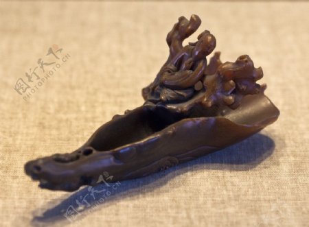 犀角镂雕花木人物槎杯图片
