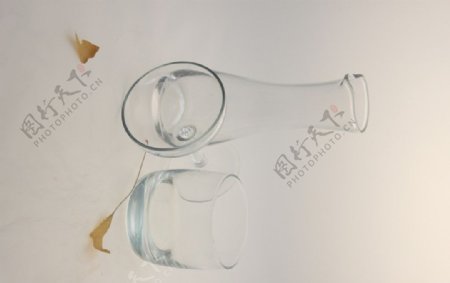 透明玻璃器皿与柠檬图片