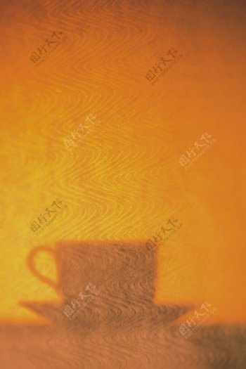 物件光影投射咖啡杯图片