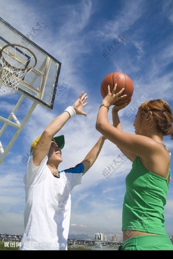 打篮球图片
