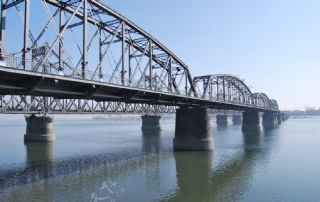 大桥屹立于江水之上图片