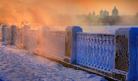 俄罗斯涅瓦河码头的白雪图片