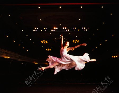 芭蕾舞者空中劈腿跳跃图片