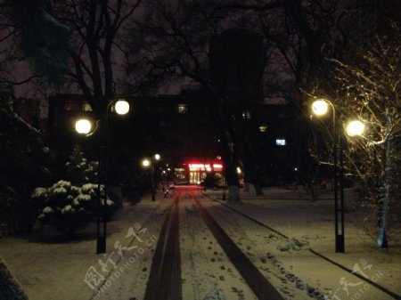 雪停的夜晚图片