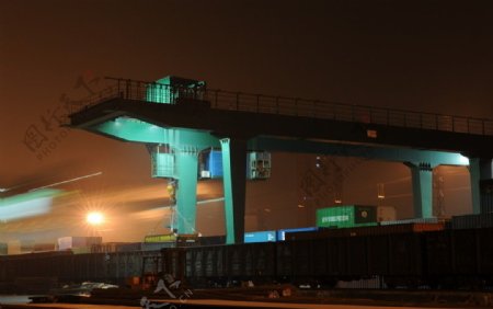 铁路货场之夜图片