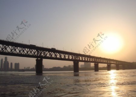 夕阳下的长江大桥图片