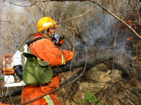消防救火人员图片