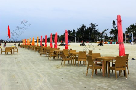 北海银滩遮阳伞桌椅图片