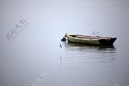 湖中小舟图片