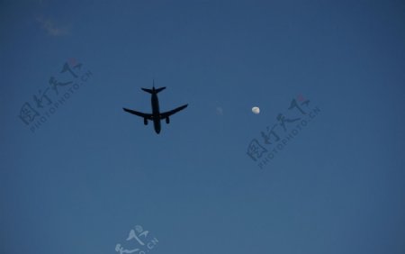 飞机与月亮图片