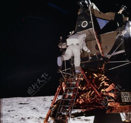 宇航员在月球的探月卫星操作图片