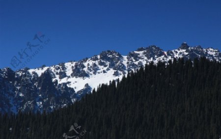 天山雪景图片
