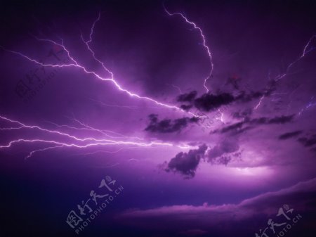 紫色夜空闪电图片