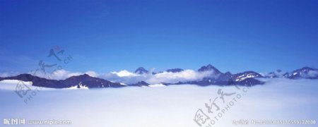 雪山与云雾美景图片