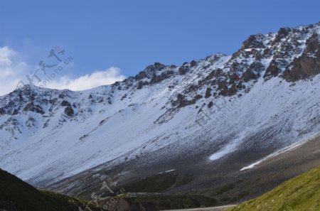 天山雪景图片