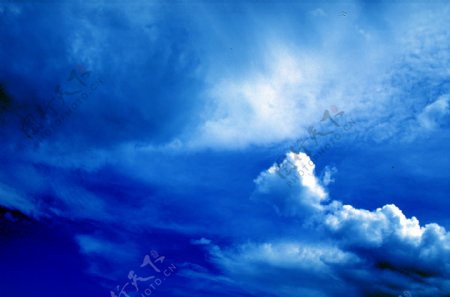 海蓝色大气天空图片