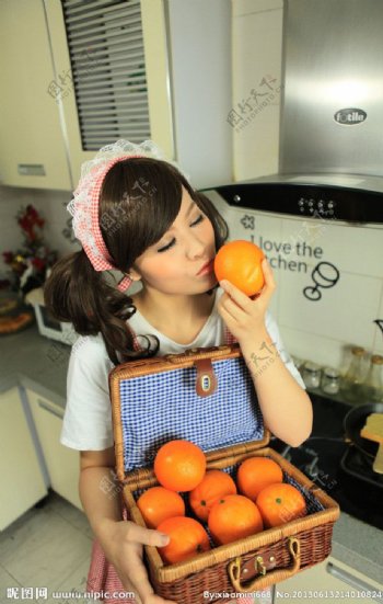 歌手艾绮恩可爱厨娘图片