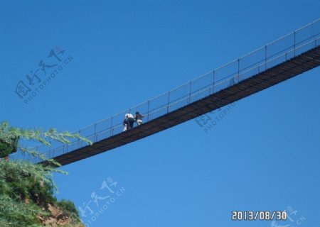 蓝天下的铁索桥图片