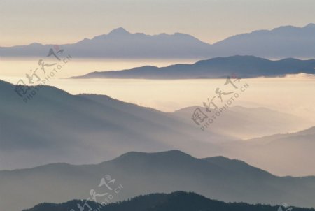 雾里的山图片
