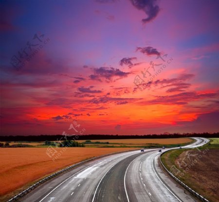 天空晚霞下弯曲的公路图片