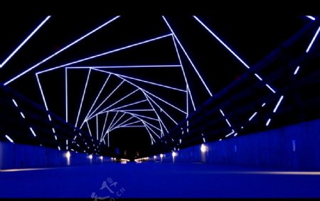 旋转灯管通道大桥夜景图片