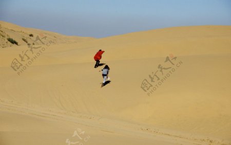 沙漠里奔跑的人们图片